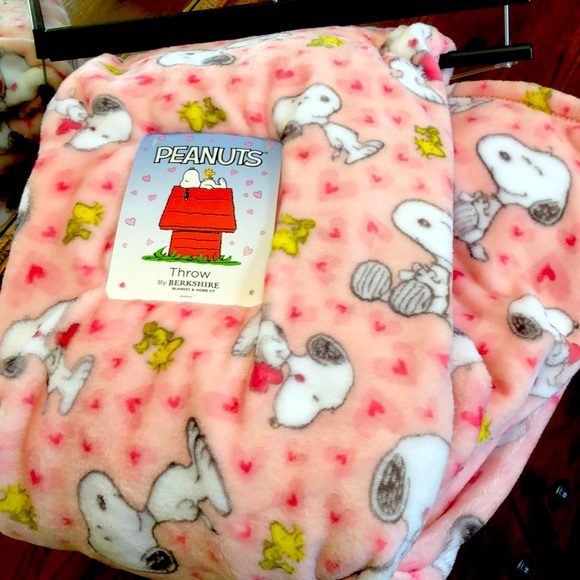 New Snoopy Peanuts Throw.  By Berkshire Blanket & Home Co.  Size 60” x 70”. - Picture 3 of 8